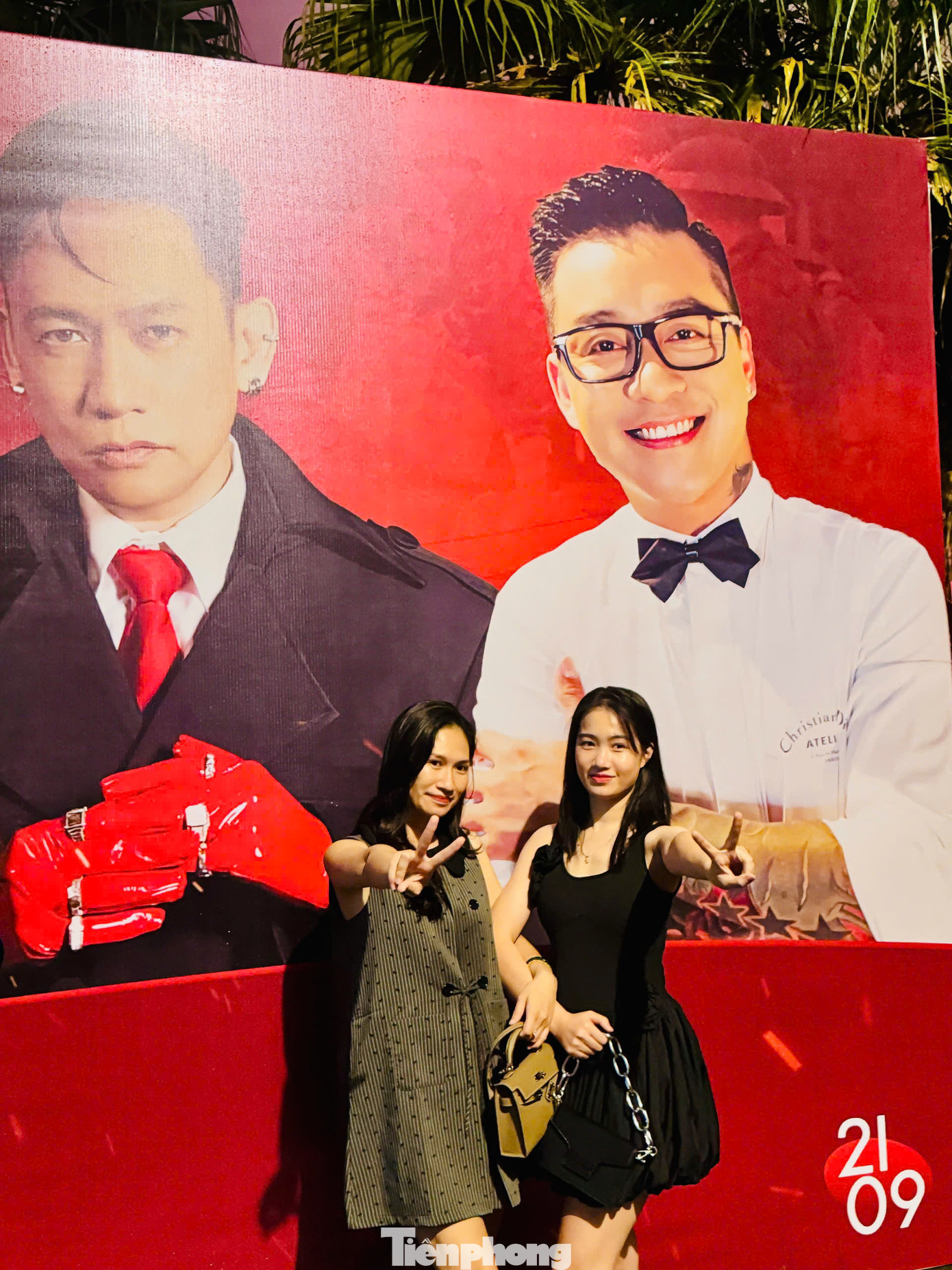 Khán giả háo hức chờ đón khoảnh khắc hai ca sĩ đứng chung sân khấu. Ảnh: Trọng Tài. Khán giả háo hức chờ đón khoảnh khắc hai ca sĩ đứng chung sân khấu. Ảnh: Trọng Tài.