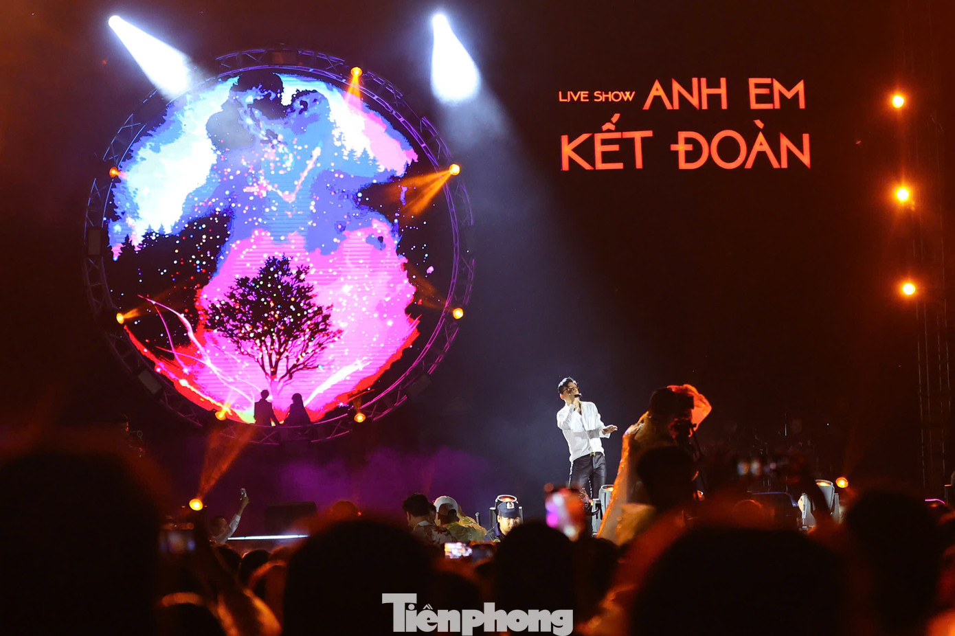 Khán giả chứng kiến Duy Mạnh - Tuấn Hưng "kết đoàn" giúp sức cho đồng bào khi hoạn nạn. Ảnh: Trọng Tài. Khán giả chứng kiến Duy Mạnh - Tuấn Hưng "kết đoàn" giúp sức cho đồng bào khi hoạn nạn. Ảnh: Trọng Tài.