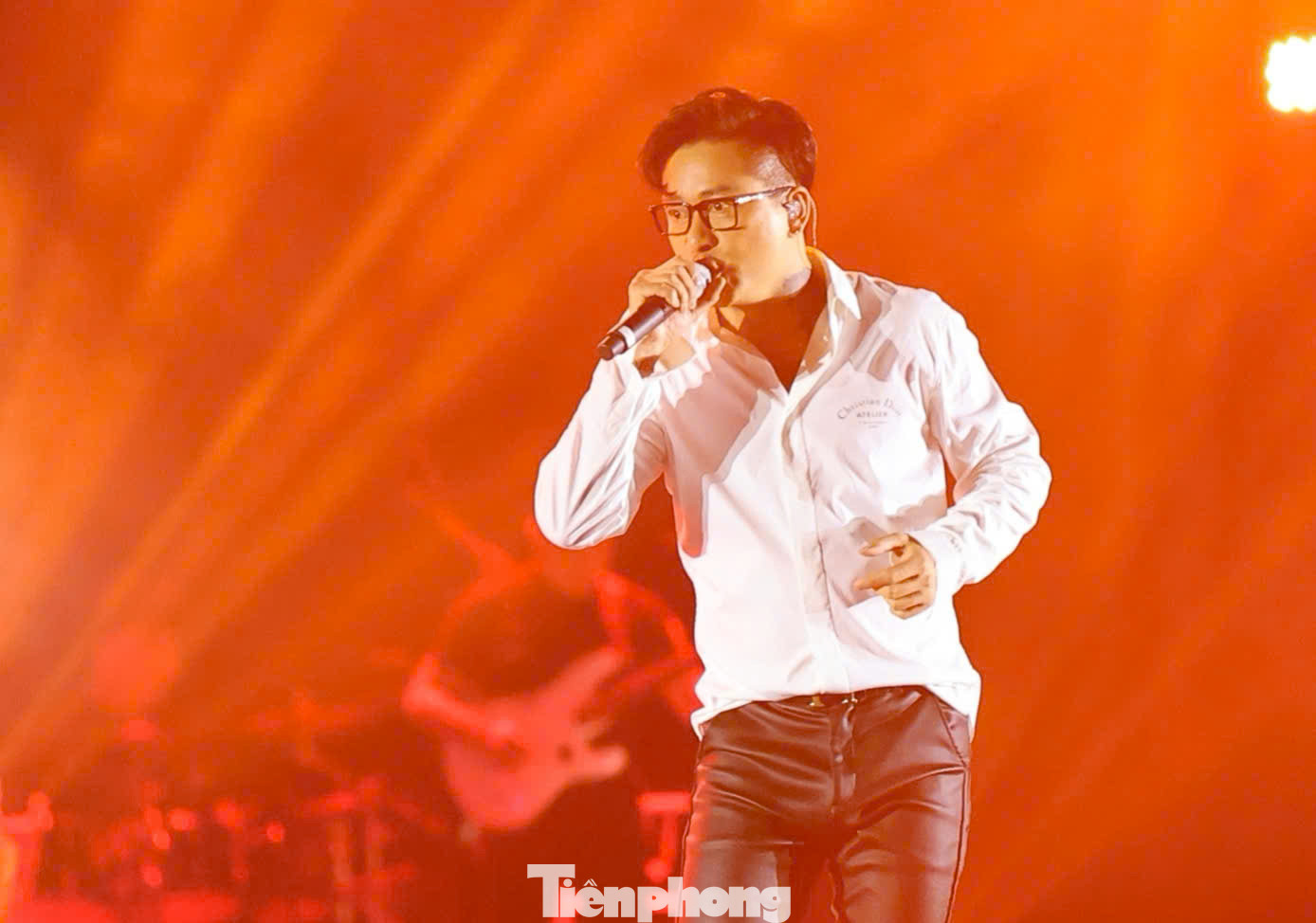 Đêm diễn thu hút hàng nghìn khán giả. Đêm diễn thu hút hàng nghìn khán giả.