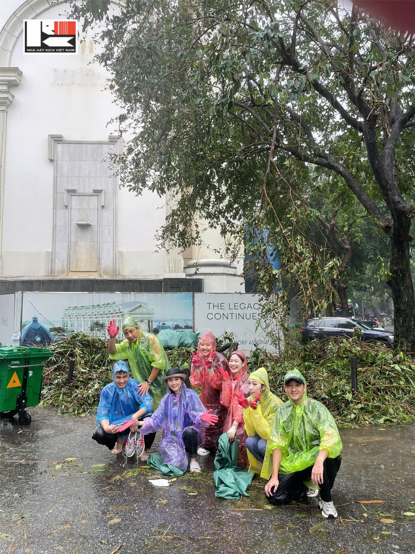 Chi đoàn Thanh niên Nhà hát Kịch Việt Nam phối hợp dọn dẹp cành cây gãy sau bão. Chi đoàn Thanh niên Nhà hát Kịch Việt Nam phối hợp dọn dẹp cành cây gãy sau bão.