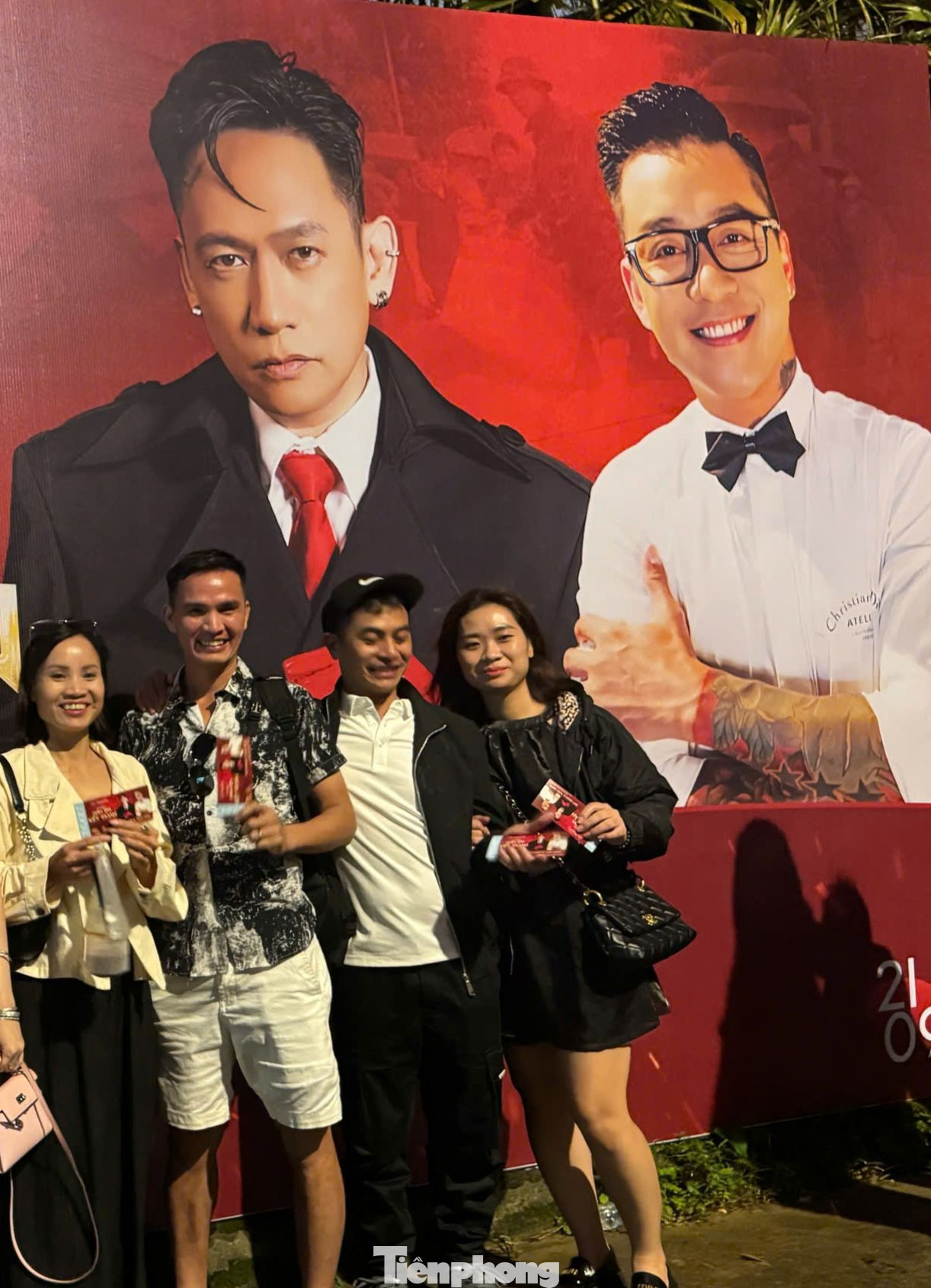 Khán giả háo hức chờ đón khoảnh khắc hai ca sĩ đứng chung sân khấu. Ảnh: Trọng Tài. Khán giả háo hức chờ đón khoảnh khắc hai ca sĩ đứng chung sân khấu. Ảnh: Trọng Tài.