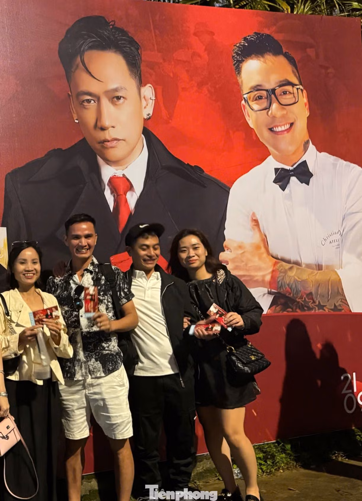 Khán giả háo hức chờ đón khoảnh khắc hai ca sĩ đứng chung sân khấu. Ảnh: Trọng Tài. Khán giả háo hức chờ đón khoảnh khắc hai ca sĩ đứng chung sân khấu. Ảnh: Trọng Tài.