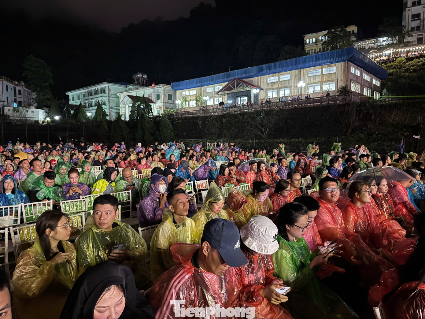 Mưa gió không ngăn nổi khán giả lặn lội lên Tam Đảo xem Anh em kết đoàn. Ảnh: Trọng Tài. Mưa gió không ngăn nổi khán giả lặn lội lên Tam Đảo xem Anh em kết đoàn. Ảnh: Trọng Tài.