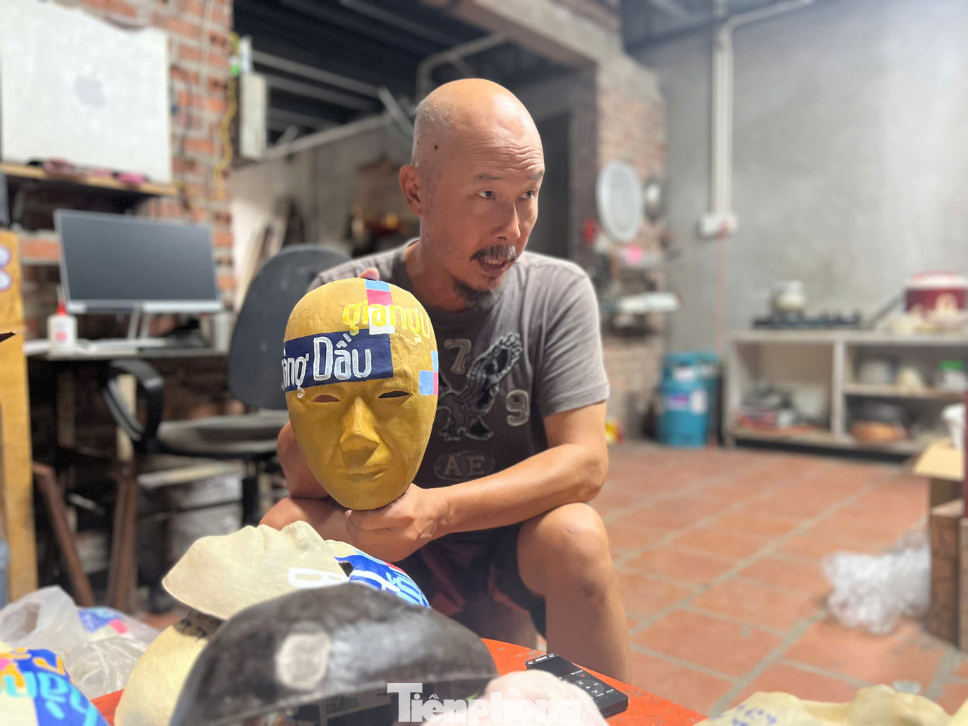 Nghệ sĩ Đinh Công Đạt tự tay tạo mặt nạ để đưa cho Nguyễn Việt Hà, Lê Thiết Cương viết và tự trang trí.