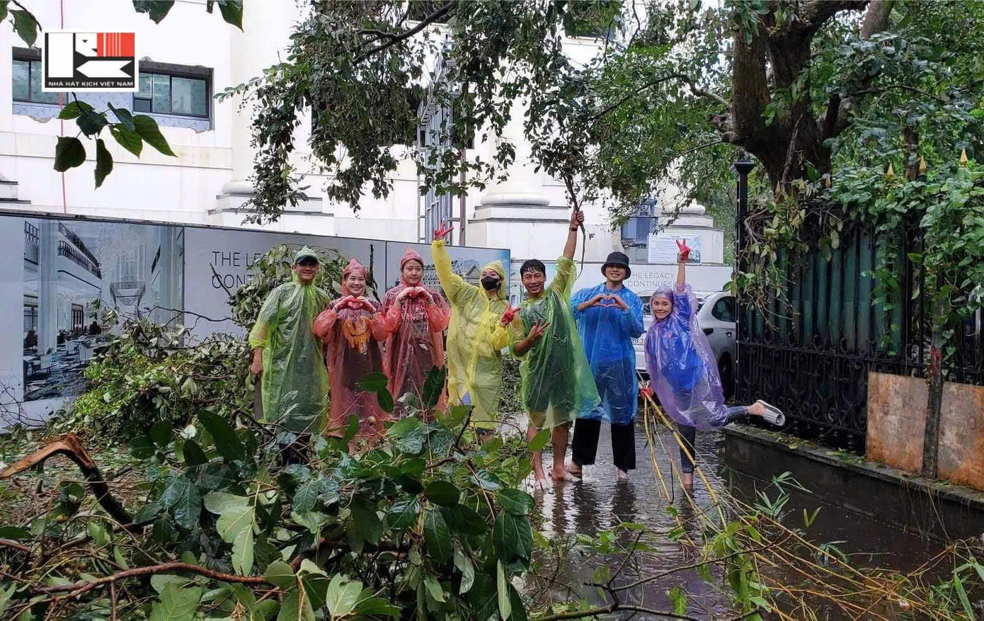 Chi đoàn Thanh niên Nhà hát Kịch Việt Nam phối hợp dọn dẹp cành cây gãy sau bão. Chi đoàn Thanh niên Nhà hát Kịch Việt Nam phối hợp dọn dẹp cành cây gãy sau bão.