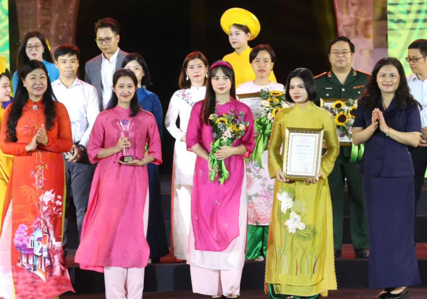 Nhóm tác giả của báo Tiền Phong đoạt giải B với loạt 5 kỳ Cú chạy đà để công nghiệp văn hóa Thủ đô cất cánh.