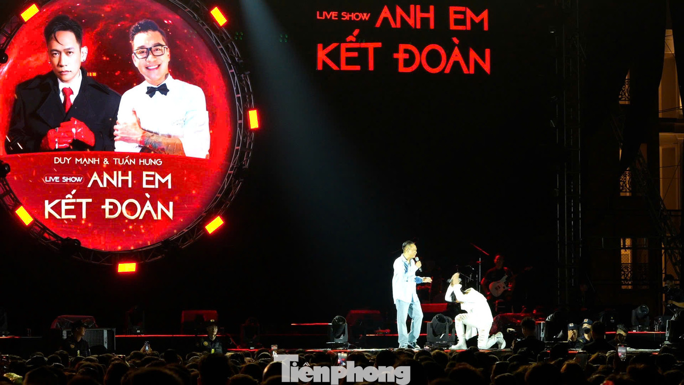 Khán giả được nhìn thấy Tuấn Hưng - Duy Mạnh bên nhau, ôm nhau và có cả những hành động kiểu Mạnh gạt mồ hôi cho Hưng… Tuấn Hưng quỳ lạy trên sân khấu khi Duy Mạnh tư vấn chọn bài Dĩ vãng cuộc tình hay “Ăn táo tàu” cho Anh trai vượt ngàn chông gai lại giống như thể... cầu hôn. Nhất là mỗi anh cầm một bó hoa được thiết kế khá giống hoa cưới. Ảnh: Trọng Tài.