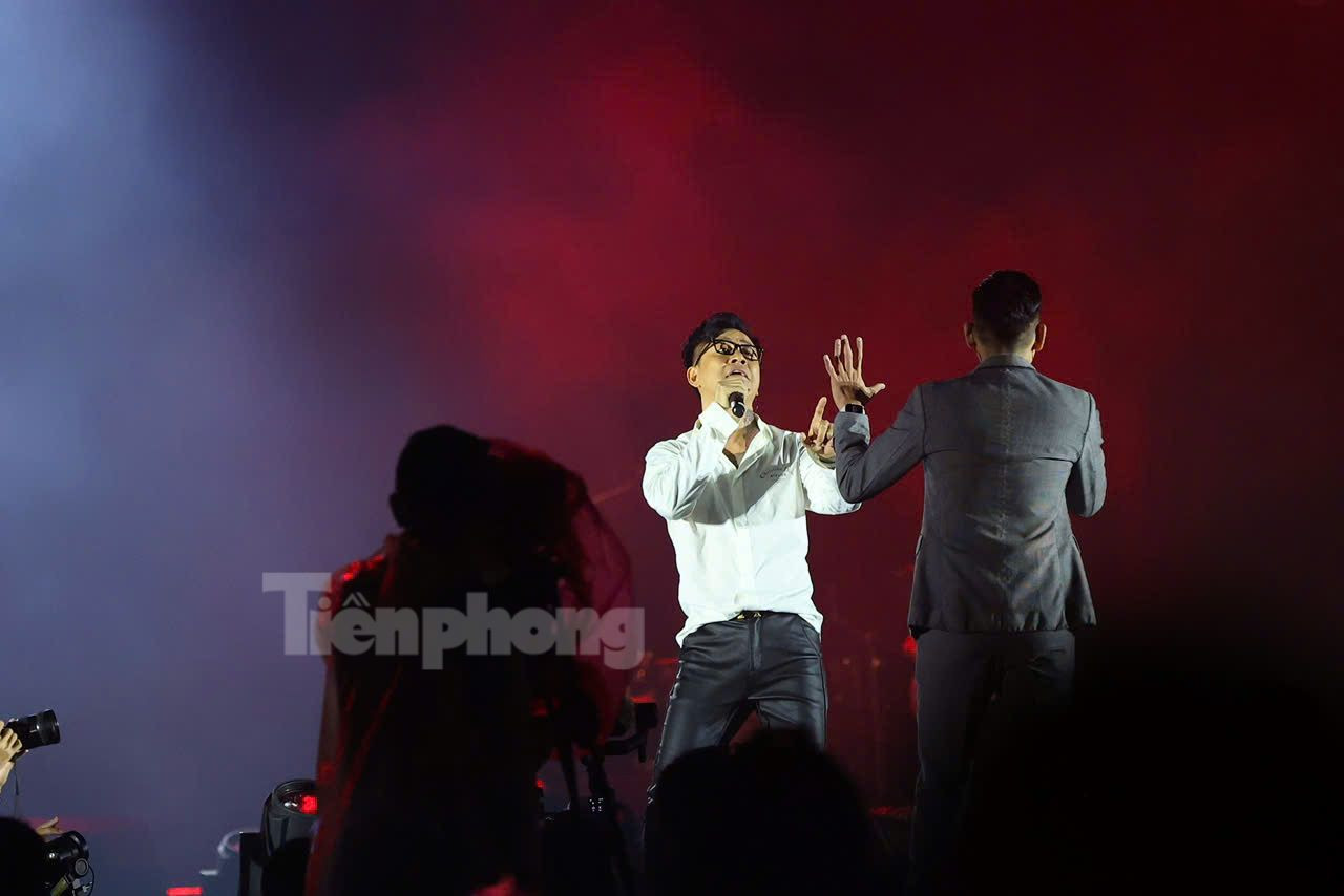 Duy Mạnh ít khi xuất hiện trên sân khấu lớn cho đến khi Tuấn Hưng thách anh làm live show ủng hộ đồng bào bão lũ. Ảnh: Trọng Tài. Duy Mạnh ít khi xuất hiện trên sân khấu lớn cho đến khi Tuấn Hưng thách anh làm live show ủng hộ đồng bào bão lũ. Ảnh: Trọng Tài.