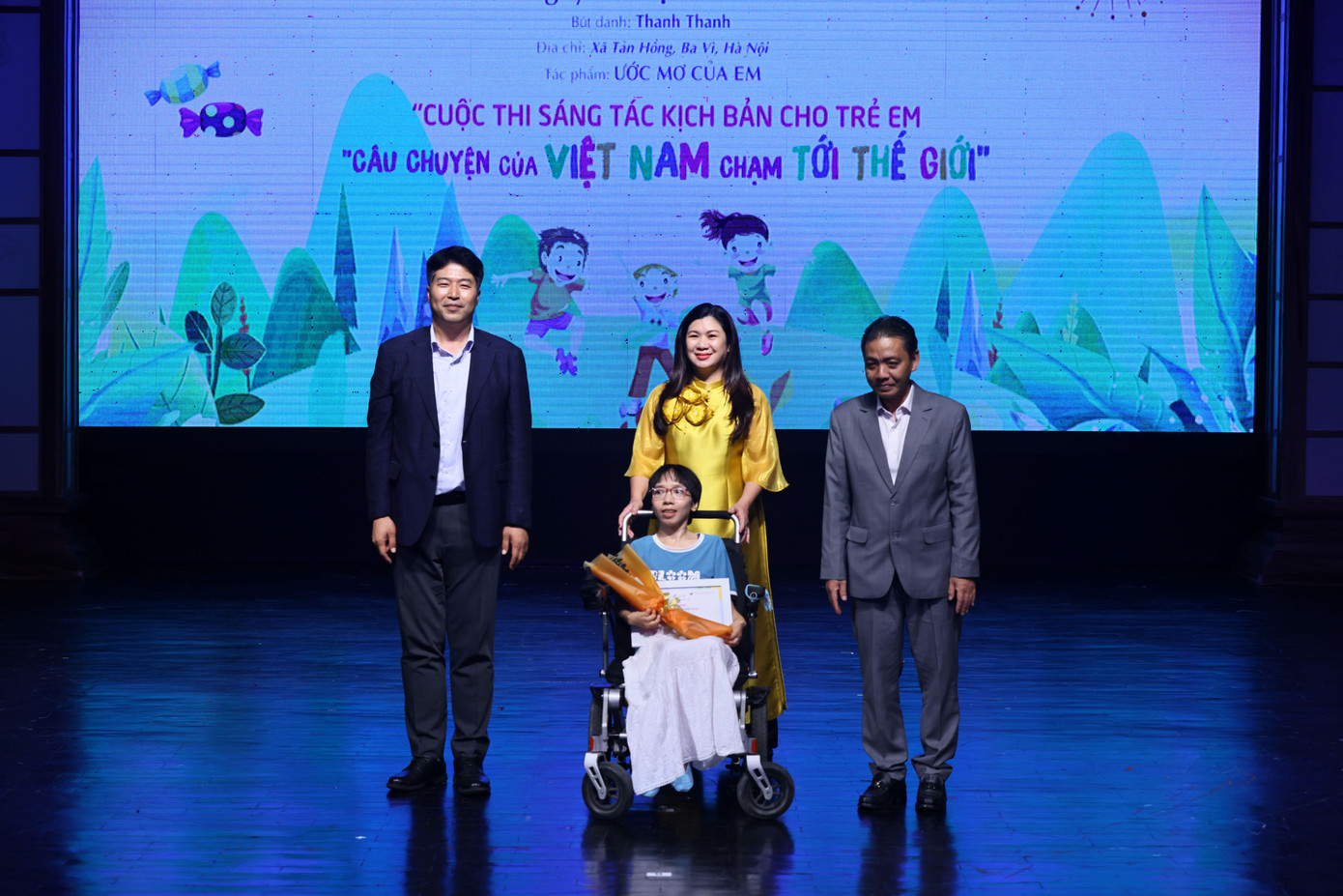 Thứ trưởng Bộ VHTTDL Hoàng Đạo Cương (phải) trao giải cho tác giả đạt giải Nhất cuộc thi sáng tác kịch bản. Thứ trưởng Bộ VHTTDL Hoàng Đạo Cương (phải) trao giải cho tác giả đạt giải Nhất cuộc thi sáng tác kịch bản.