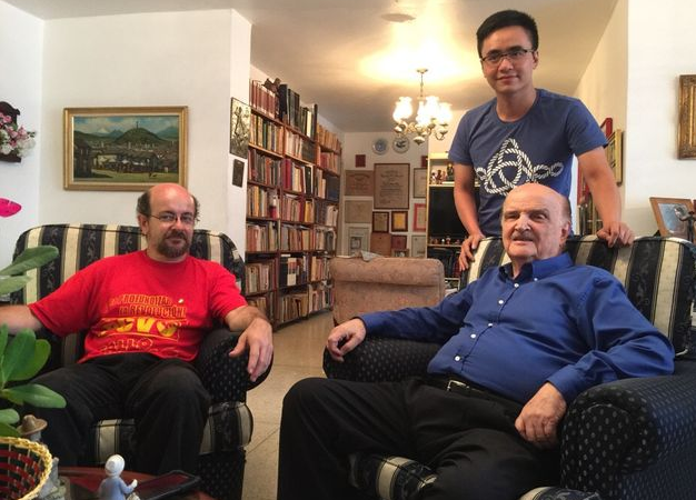 Phim được ghi hình cả ở Việt Nam và Venezuela - nơi người dân dành nhiều tình cảm đối với Chủ tịch Hồ Chí Minh. Phim được ghi hình cả ở Việt Nam và Venezuela - nơi người dân dành nhiều tình cảm đối với Chủ tịch Hồ Chí Minh.