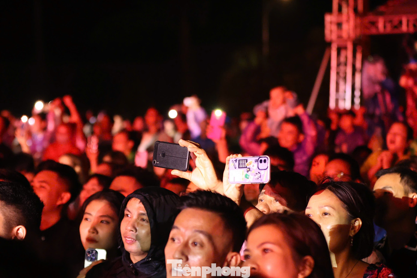 Khán giả không muốn bỏ lỡ những khoảnh khắc "kết đoàn" của Duy Mạnh và Tuấn Hưng. Ảnh: Trọng Tài.