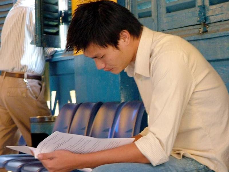 Hải Lâm có mặt tại tòa trên tay cầm theo cáo trạng Văn Trương vào cùng thời gian với Hải Lâm Hải Lâm lặng lẽ đọc cáo trạng chờ phiên tòa khai mạc Từ sáng sớm, đông đảo người dân chờ đợi phiên tòa diễn ra Từ 6h nhóm PV trong nước đã có mặt để đưa tin về phiên tòa Văn Trương đôi mắt đỏ ngầu do mất ngủ vì lo lắng PV hãng thông tấn AP (trái) cũng có mặt để đưa tin về phiên tòa Nhóm bị cáo tại ngoại có mặt trong phòng xử án Lúc 7h55 Văn Quyến có mặt tại tòa Áp giải Lê Quốc Vượng cùng Trương Tấn Hải đến phiên toà Tiếp viên hàng không Phan Thị Cẩm Lai bạn gái Quốc Vượng- bị tòa triệu tập với tư cách người có quyền lợi nghĩa vụ liên quan cũng có mặt Mở còng cho Tấn Hải và Quốc Vượng trước giờ khai mạc phiên tòa xét xử Hải Lâm có mặt tại tòa trên tay cầm theo cáo trạng Văn Trương vào cùng thời gian với Hải Lâm Hải Lâm lặng lẽ đọc cáo trạng chờ phiên tòa khai mạc Từ sáng sớm, đông đảo người dân chờ đợi phiên tòa diễn ra Từ 6h nhóm PV trong nước đã có mặt để đưa tin về phiên tòa Văn Trương đôi mắt đỏ ngầu do mất ngủ vì lo lắng PV hãng thông tấn AP (trái) cũng có mặt để đưa tin về phiên tòa Nhóm bị cáo tại ngoại có mặt trong phòng xử án Lúc 7h55 Văn Quyến có mặt tại tòa Áp giải Lê Quốc Vượng cùng Trương Tấn Hải đến phiên toà Tiếp viên hàng không Phan Thị Cẩm Lai bạn gái Quốc Vượng- bị tòa triệu tập với tư cách người có quyền lợi nghĩa vụ liên quan cũng có mặt Mở còng cho Tấn Hải và Quốc Vượng trước giờ khai mạc phiên tòa xét xử