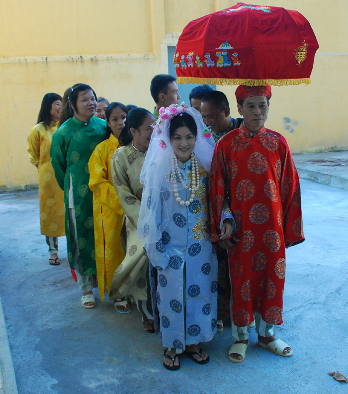 Các tù nhân cùng quản giáo tham dự một đám cưới giả