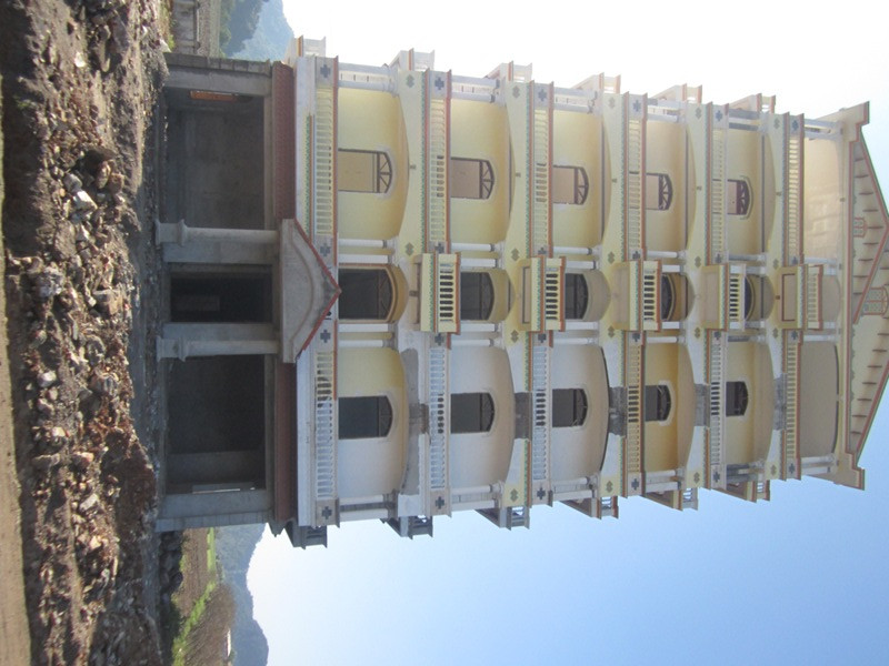 Tàng có một khách sạn 7 tầng ở trung tâm thị trấn Nông trường Mộc Châu (tỉnh Sơn La) đang xây dựng. Tàng từng tuyên bố sẽ biến tòa nhà này thành khách sạn sang trọng nhất nhì tỉnh. Tòa nhà này được ví như Keangnam ở vùng núi phía Bắc