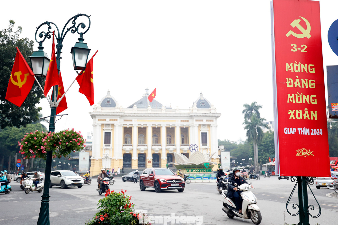 Các tuyến phố quanh Nhà Hát Lớn cũng được trang trí rực rỡ chào mừng 94 năm Ngày thành lập Đảng Cộng sản Việt Nam.