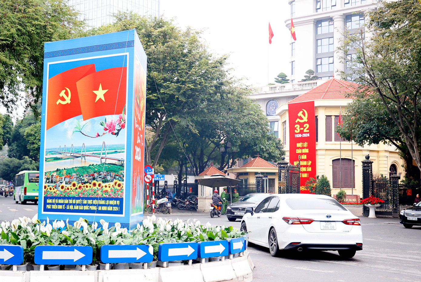 Hầu hết tất cả các vòng xuyến trên những tuyến phố trung tâm đều được trang trí lộng lẫy cờ hoa, pano, áp phích.