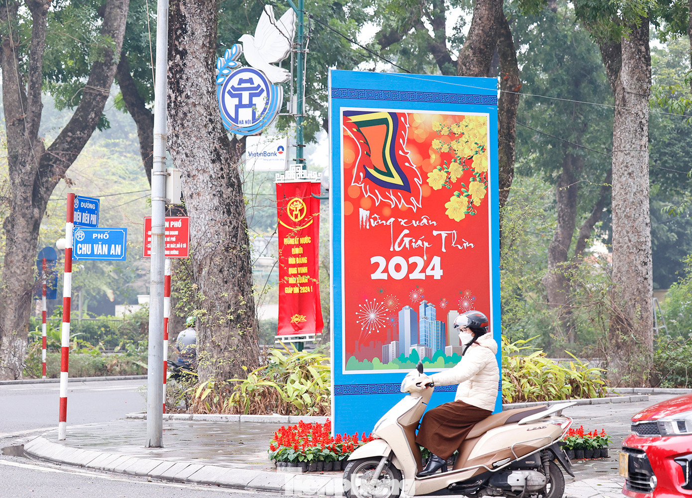 Dọc các tuyến đường như: Chu Văn An, Điện Biên Phủ, Trần Phú... đều treo băng-rôn.