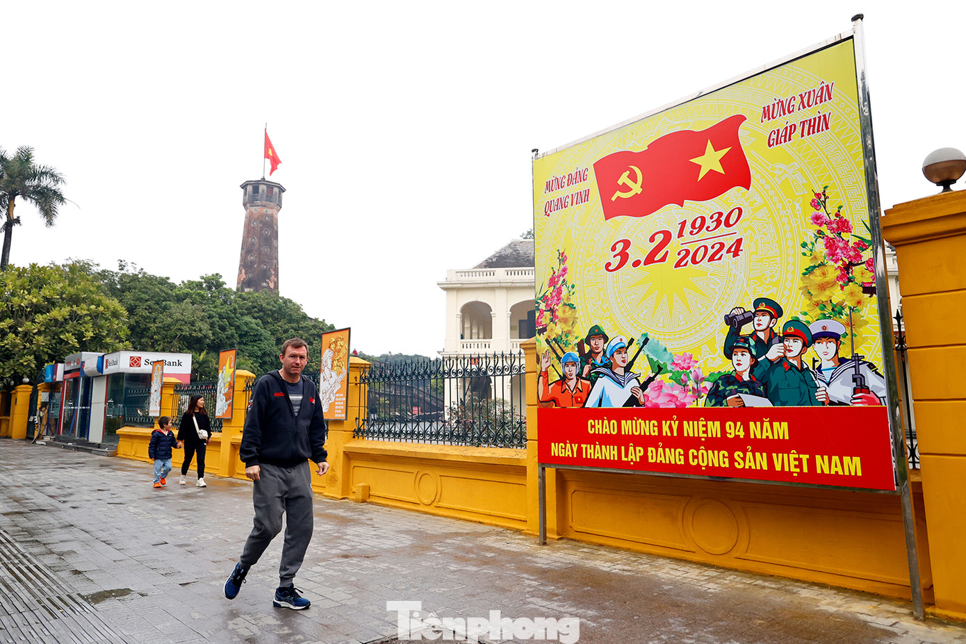 Trước cổng Bảo tàng Lịch sử Quân Sự Việt Nam nhiều tấm băng-rôn, pano được dựng lên.