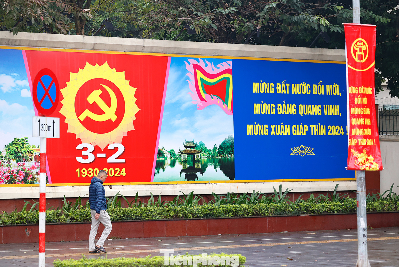Trên nhiều tuyến phố hàng loạt tấm pano cỡ lớn với nội dung: "Mừng Đất nước đổi mới, mừng Đảng quang vinh, mừng xuân Giáp Thìn 2024".