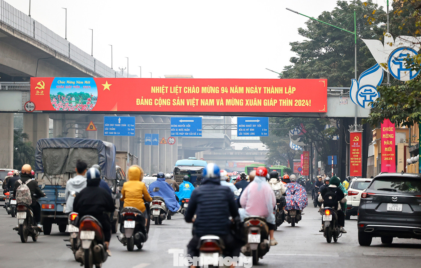 Trên đường Nguyễn Trãi (Quận Thanh Xuân) dòng pano được treo với tiêu đề: "Nhiệt liệt chào mừng 94 năm ngày thành lập Đảng Cộng sản Việt Nam và mừng xuân Giáp Thìn 2024".