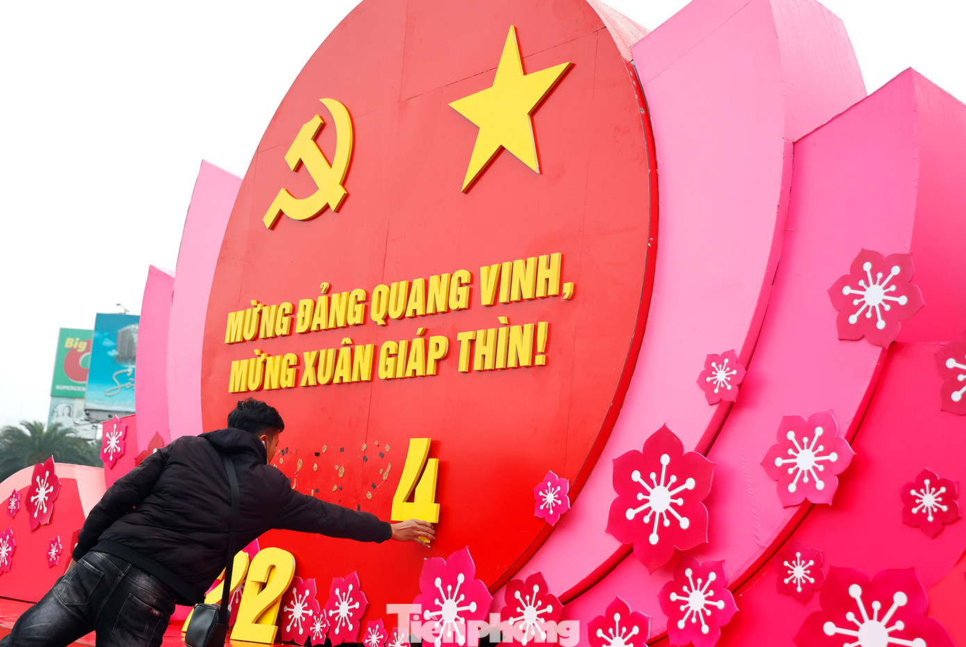 Theo ghi nhận của phóng viên Báo Tiền Phong, thành phố Hà Nội đã tổ chức công tác trang trí, tuyên truyền, cổ động trực quan trên nhiều khu vực trung tâm thành phố như quảng trường Ba Đình, khu vực hồ Hoàn Kiếm.