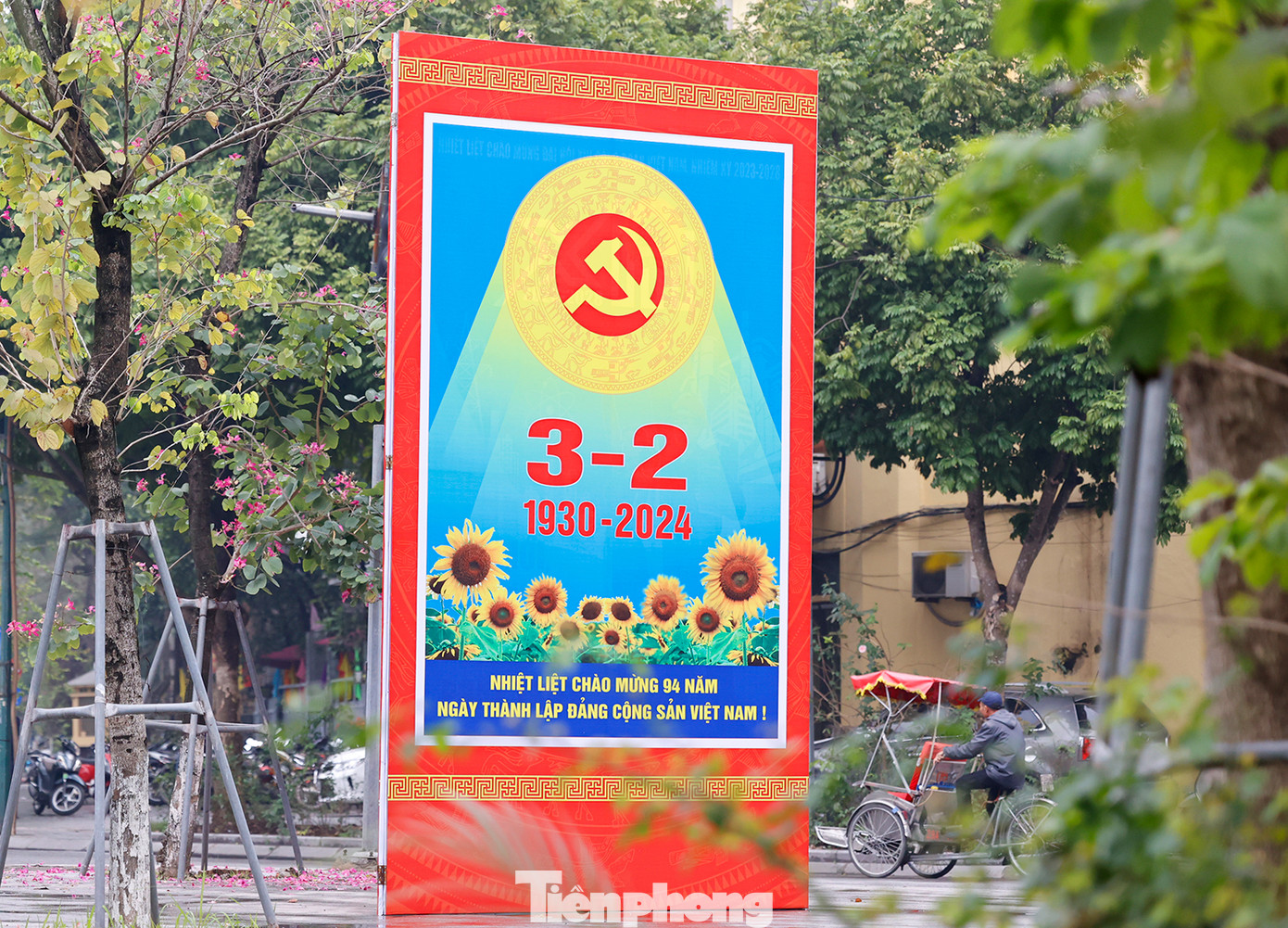 Áp phích với dòng chữ "Nhiệt liệt chào mừng 94 năm ngày thành lập Đảng Cộng sản Việt Nam" tại khu vực đường Điện Biên Phủ- Lê Hồng Phong (Q.Ba Đình).