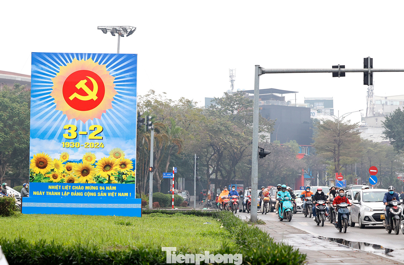 Tại ngã tư Nguyễn Khánh Toàn - Nguyễn Văn Huyên (quận Cầu Giấy), tấm pano cỡ lớn với nội dung chào mừng 94 năm Ngày thành lập Đảng Cộng sản Việt Nam được dựng lên.