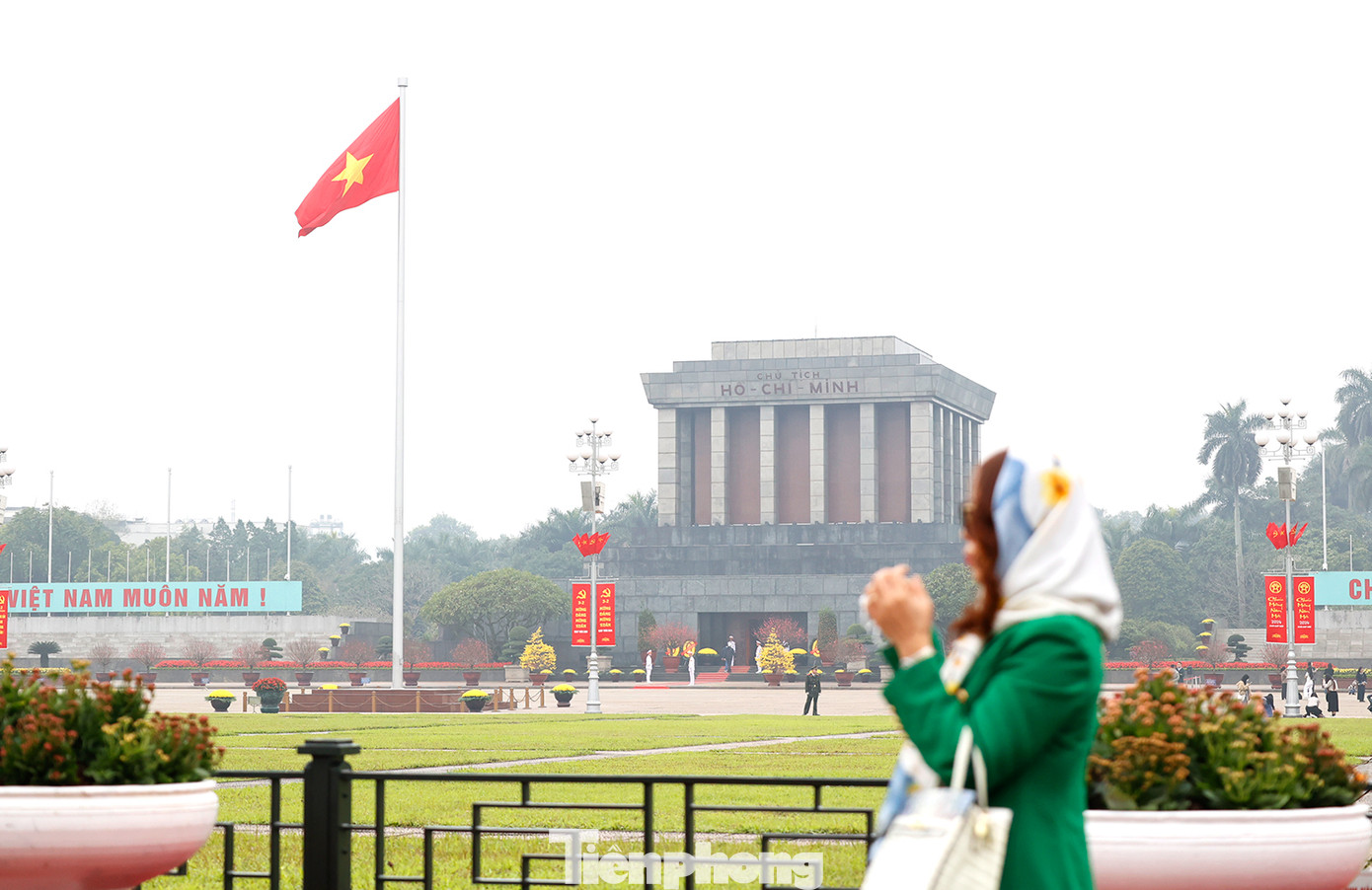 Cờ đỏ sao vàng tung bay trước Quảng trường Ba Đình.