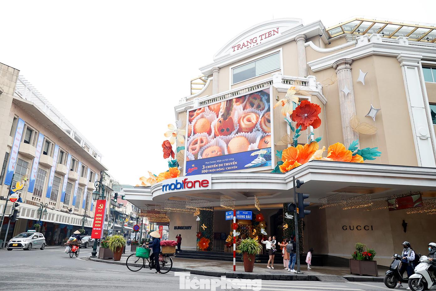 Bảng điện tử cổ động cỡ lớn, cờ Đảng cùng cờ Tổ quốc được nhìn thấy ở nhiều nơi, nhất là khu vực Tràng Tiền quận Hoàn Kiếm.