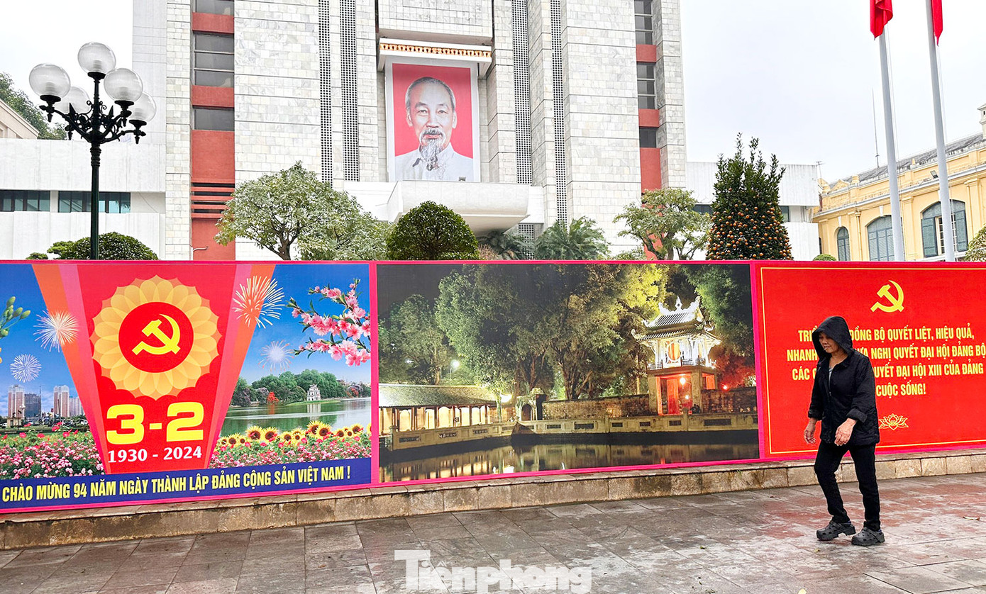 Trước trụ sở UBND Thành phố Hà Nội pano, áp phích được trang hoàng lộng lẫy, chào mừng 94 năm Ngày thành lập Đảng Cộng sản Việt Nam.