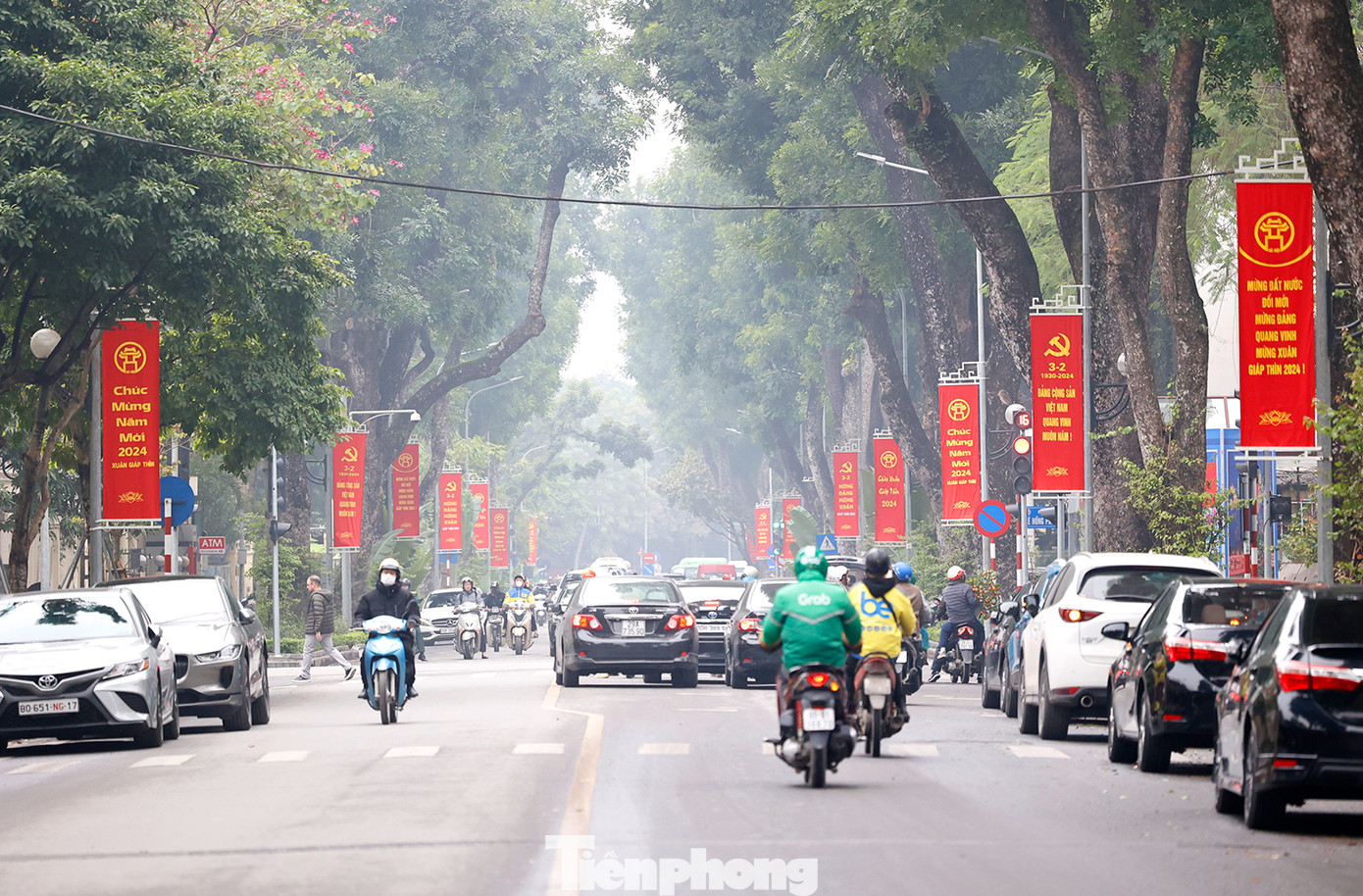 Những tấm băng-rôn được treo trang trọng trên nhiều tuyến đường.