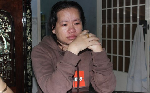 Chị Lê Thi Duyên khóc nức nở vì bảo mẫu Đông Phương gây ra chuyện. Chị Lê Thi Duyên khóc nức nở vì bảo mẫu Đông Phương gây ra chuyện