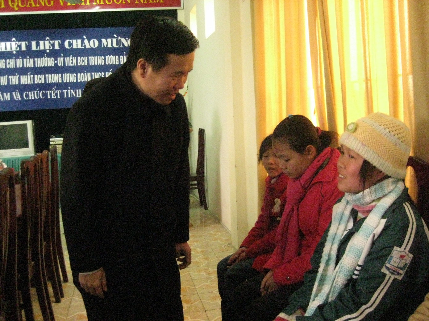 Anh Võ Văn Thưởng ân cần với các em học sinh nghèo đến nhận quà Tết