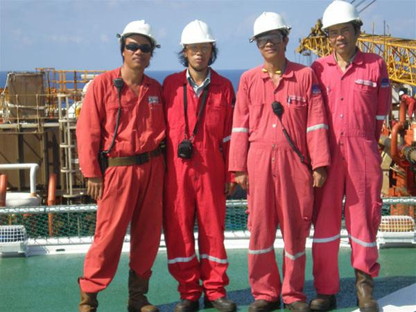Tạ Duy Anh (thứ hai từ trái sang) và các kỹ sư dầu mỏ trên giàn khai thác Đại Hùng,cách đất liền 250 km