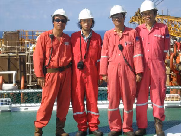 Tạ Duy Anh (thứ hai từ trái sang) và các kỹ sư dầu mỏ trên giàn khai thác Đại Hùng,cách đất liền 250 km Tạ Duy Anh (thứ hai từ trái sang) và các kỹ sư dầu mỏ trên giàn khai thác Đại Hùng,cách đất liền 250 km