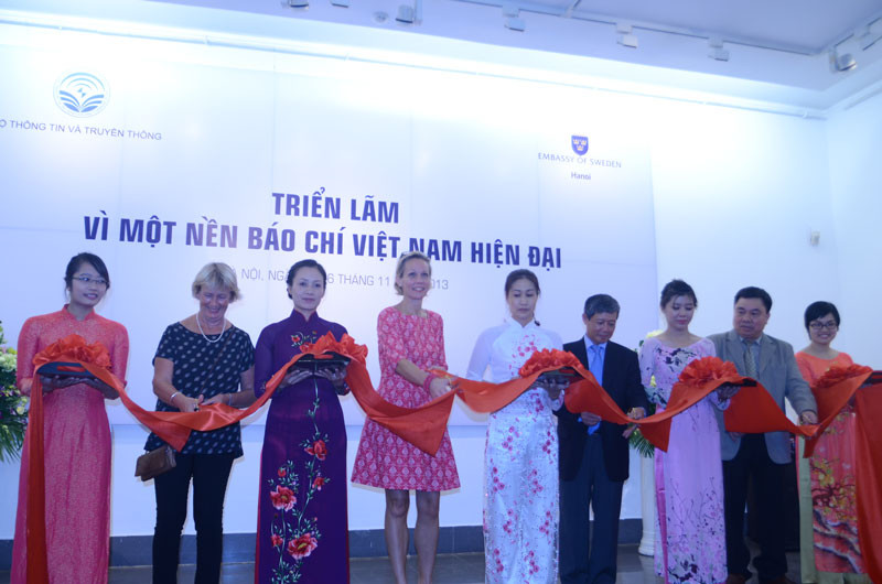 Lễ cắt băng khai mạc triển lãm