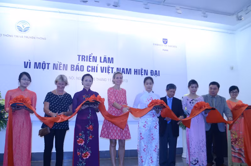 Lễ cắt băng khai mạc triển lãm