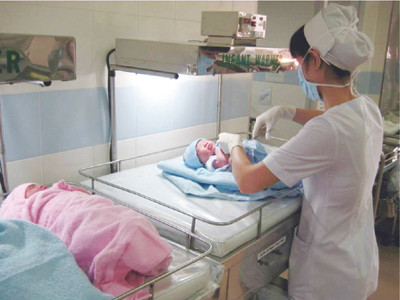 Trẻ sinh non nhẹ cân đang điều trị ở khoa sơ sinh BV Từ Dũ	Ảnh: Lê Nguyễn