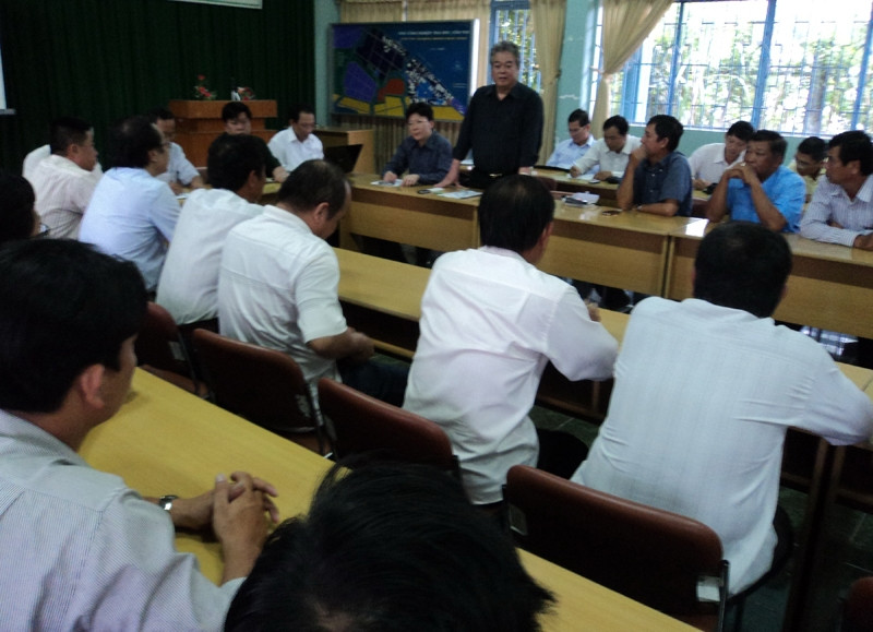 Ông Phạm Thanh Quang (đứng) với các chủ nợ tiền cá.Ảnh: Ngọc Duyên