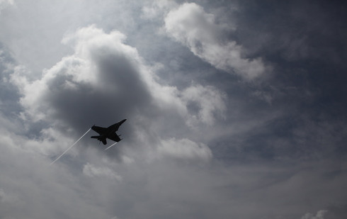 Một máy bay chiến đấu phía trên tàu USS George Washington