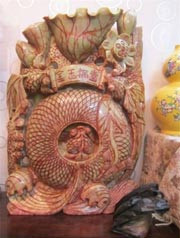 Bộ niên niên hữu dư được chế tác bằng ngọc huyết dụ, có giá 2 tỷ đồng