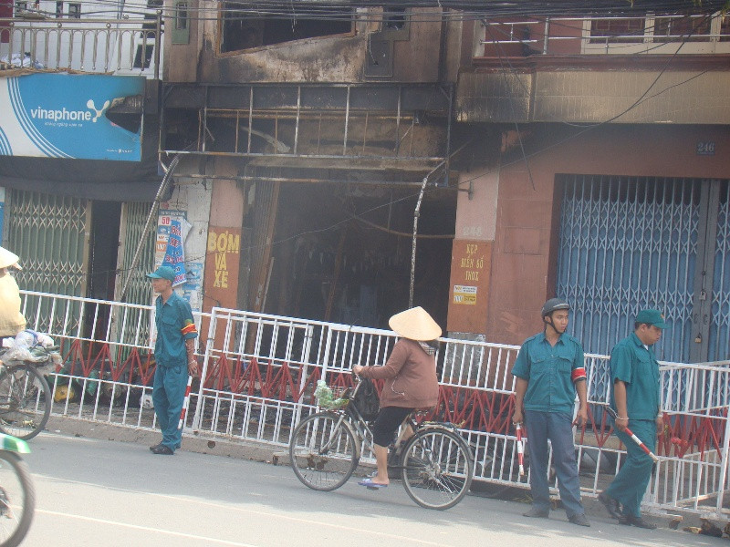 Cơ quan chức năng phong tỏa hiện trường vụ cháy
