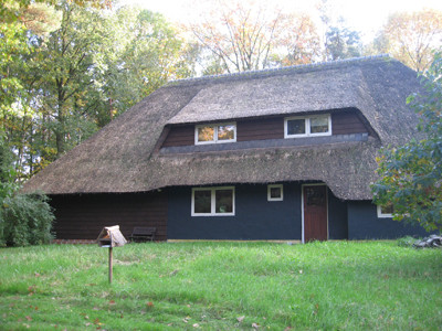 Kiểu nhà cổ lợp mái rạ đặc trưng giữa rừng cây ở thị trấn Rotselaar