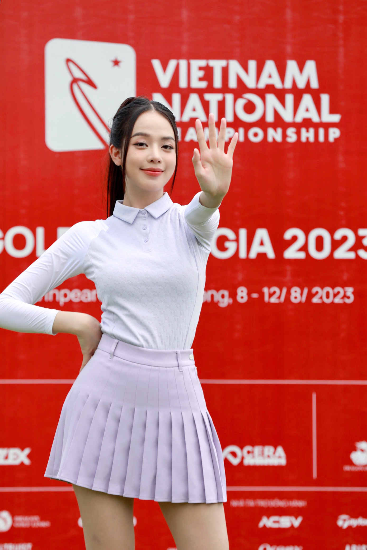 Người đẹp Đà Nẵng khoe vẻ duyên dáng, trẻ trung với trang phục golf. Cô cho biết đồng phục golf gần gũi với phong cách Y2K mà cô đang theo đuổi.