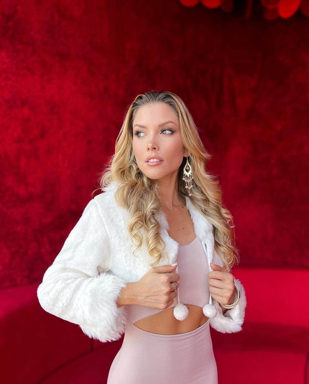 Lisbeth Valverde là người đẹp có kinh nghiệm thi sắc đẹp dày đặc. Cô từng giành được các danh hiệu Miss Centroamerican 2015, Miss Intercontinental Costa Rica 2016, Miss Costa Maya Internacional 2019 và Miss Panamerican 2019.