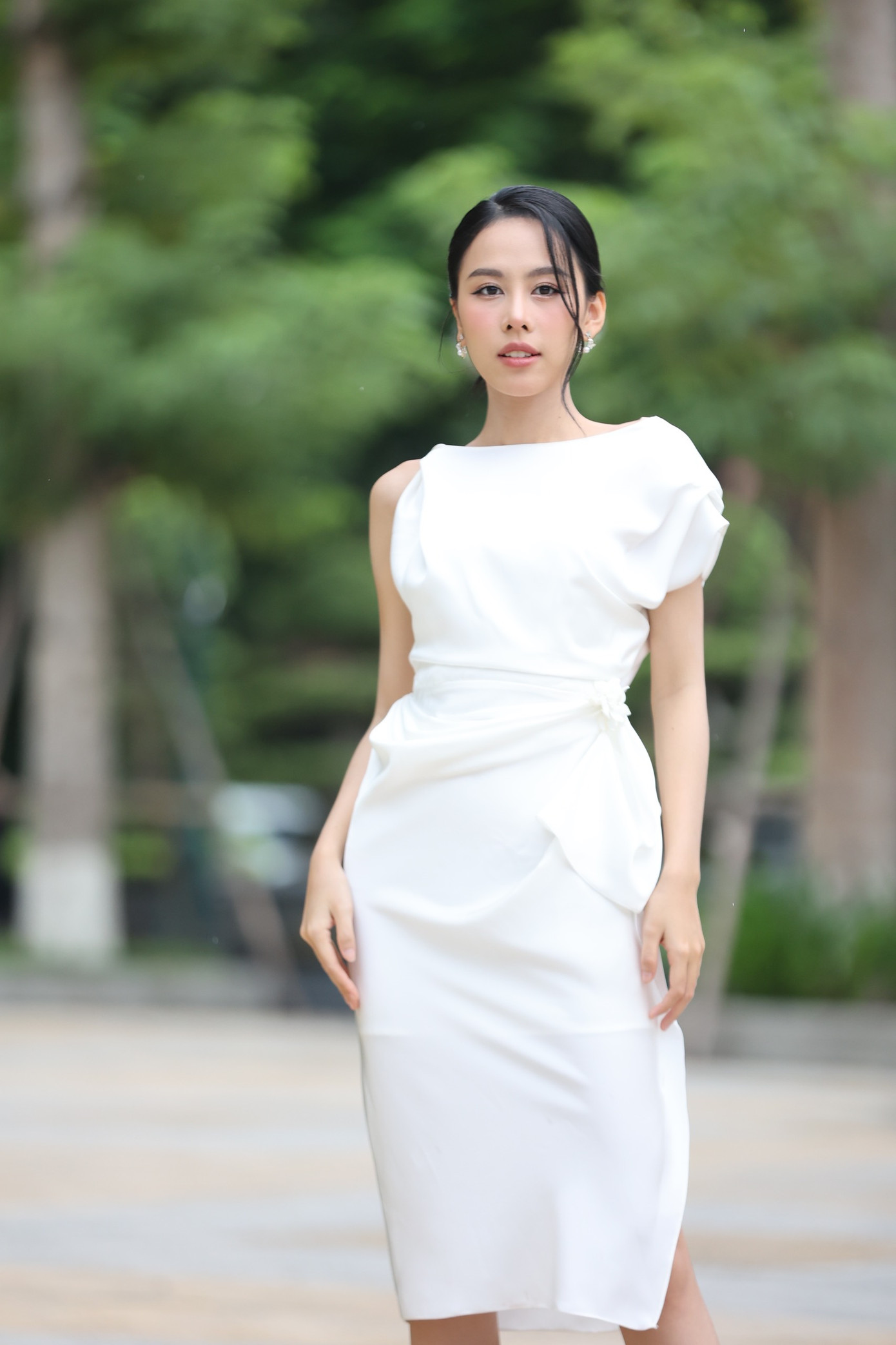 Á hậu Ngọc Hằng thanh lịch, sang trọng với kiểu búi tóc gọn gàng và trang điểm nhẹ nhàng.