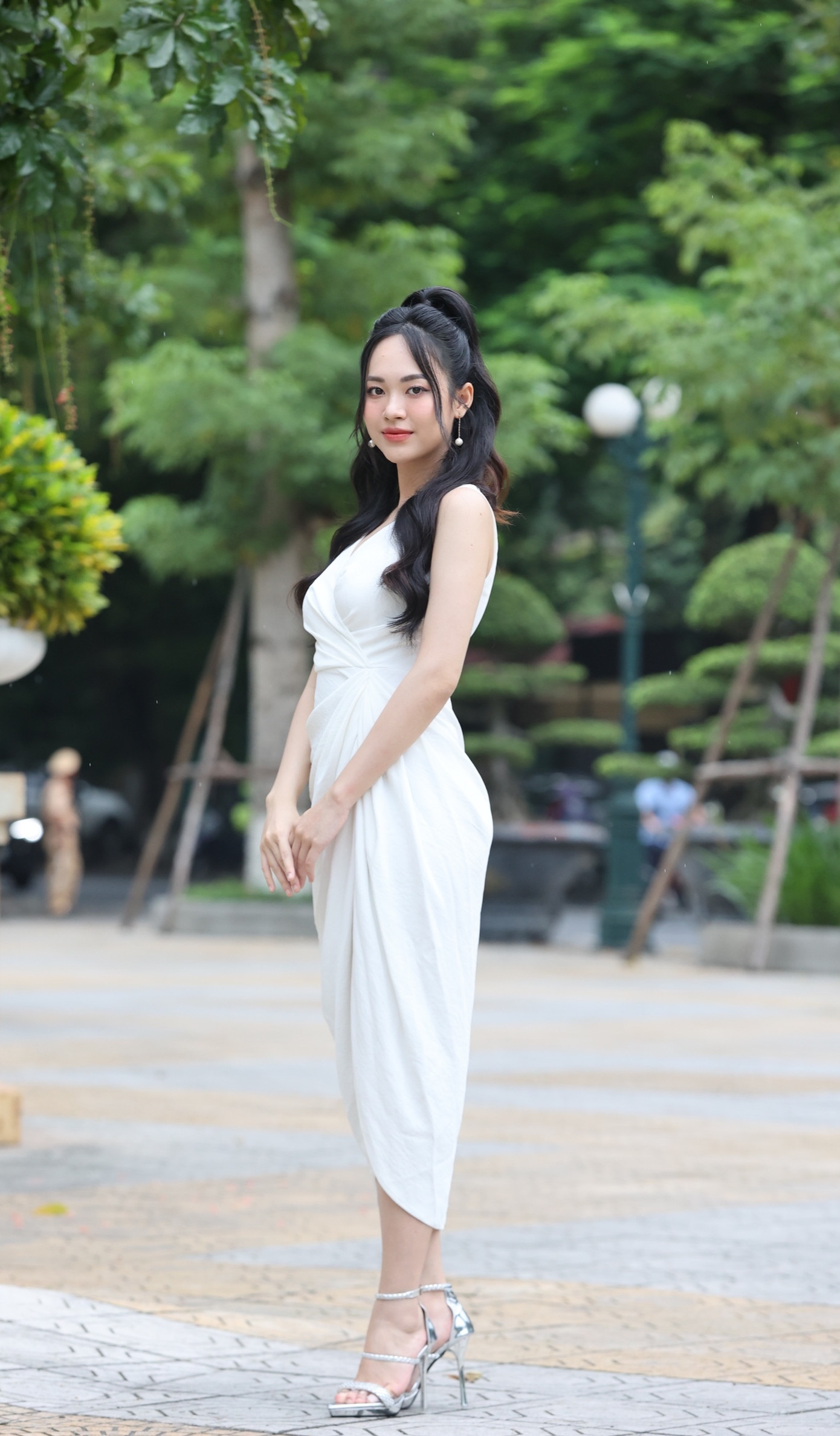 Á hậu Trịnh Thùy Linh diện váy xẻ thanh lịch khoe chân thon.