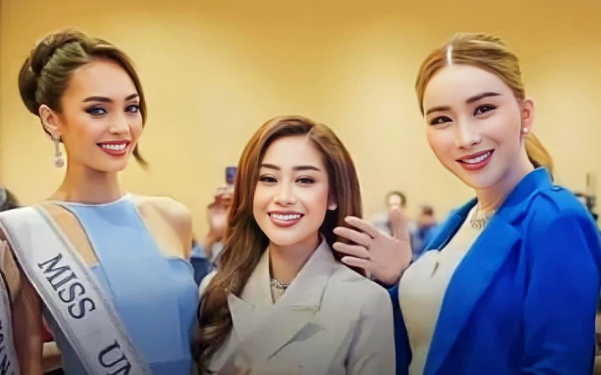 Nữ tỷ phú Anne Jakapong Jakrajutatip và bà Poppy Capella - chủ tịch công ty PT Capella Swastika Karya có mối quan hệ thân thiết.