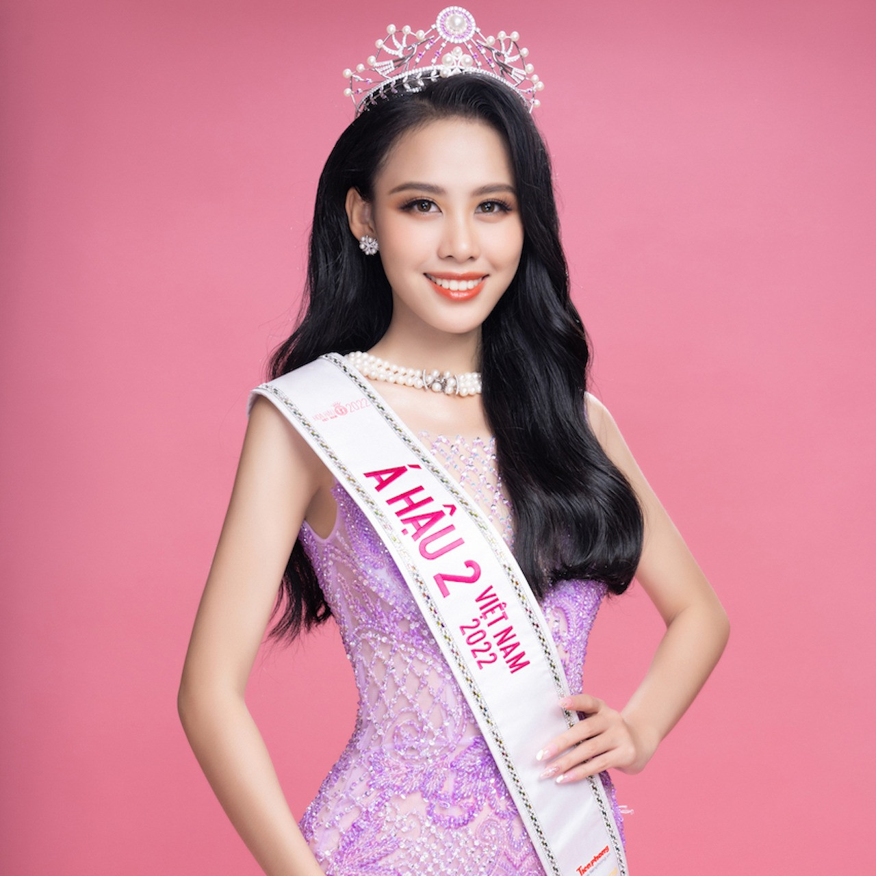 Lê Nguyễn Ngọc Hằng sinh năm 2003 tại TPHCM, giành ngôi vị Á hậu 2 tại cuộc thi Hoa hậu Việt Nam 2022. Cô sở hữu nhiều thành tích thể thao và học lực ấn tượng ở tuổi 20.