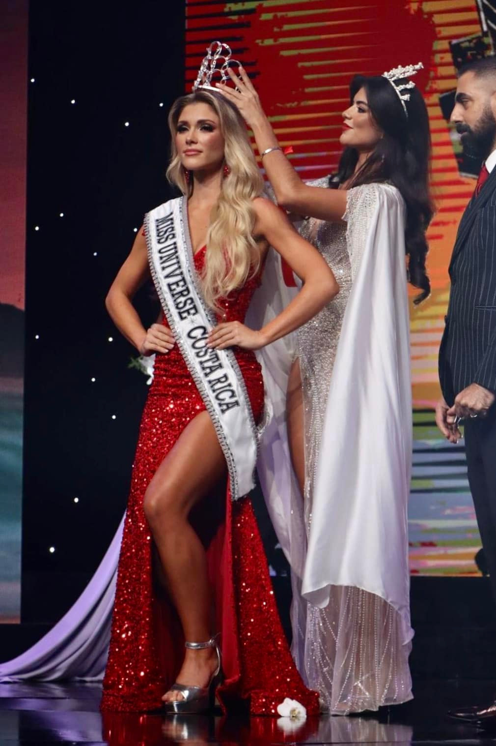 Tối 16/8 đã diễn ra đêm chung kết Hoa hậu Hoàn vũ Costa Rica 2023 với sự lên ngôi của người đẹp Lisbeth Valverde. Cô đại diện Costa Rica tham dự cuộc thi Hoa hậu Hoàn vũ 2023 tổ chức ở El Salvador vào cuối năm. Tân hoa hậu được người tiền nhiệm là Fernanda Rodríguez trao vương miện. Tuy nhiên, sau đêm chung kết, chiếc vương miện dành cho tân hoa hậu trở thành chủ đề bàn tán trên các diễn đàn sắc đẹp.